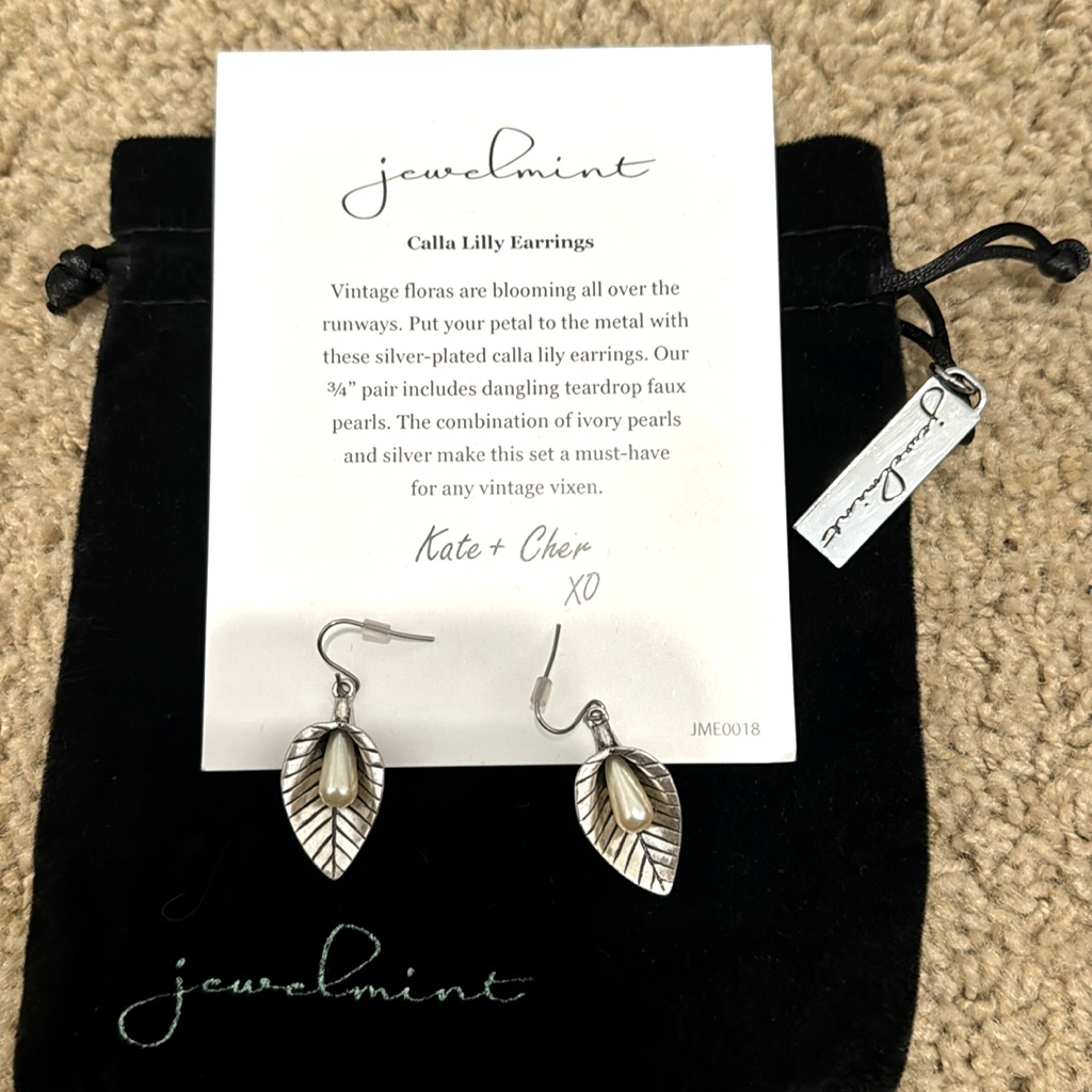 Jewelmint Calla Lilly Earrings 10$